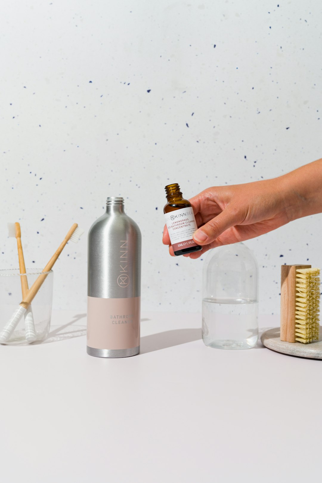 Concentrated plastic free bathroom cleaner by KINN Living, photographed by Agnes Troszt www.sandvisuals.com